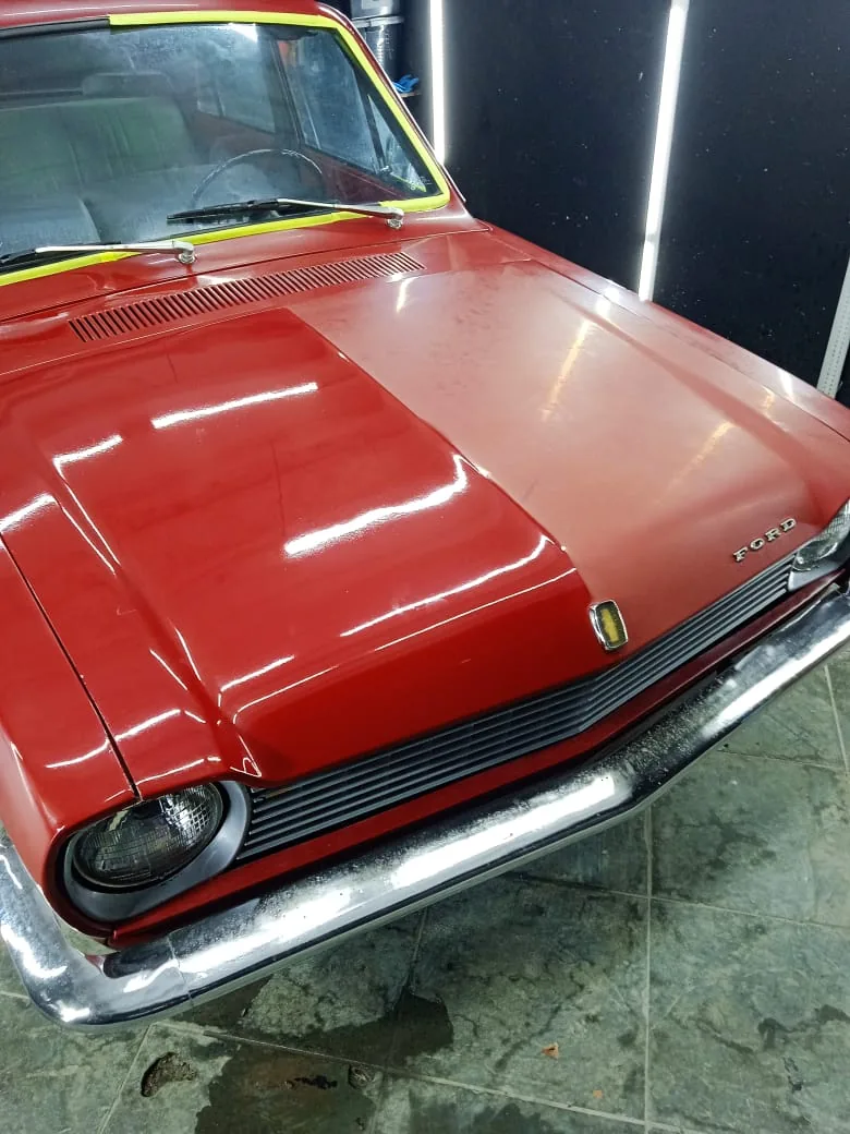 Clássico vermelho com cromados e pintura brilhando, cuidado pela UNIQUE