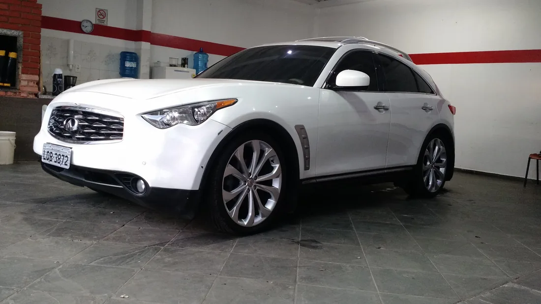 Infiniti branco na área de atendimento da UNIQUE