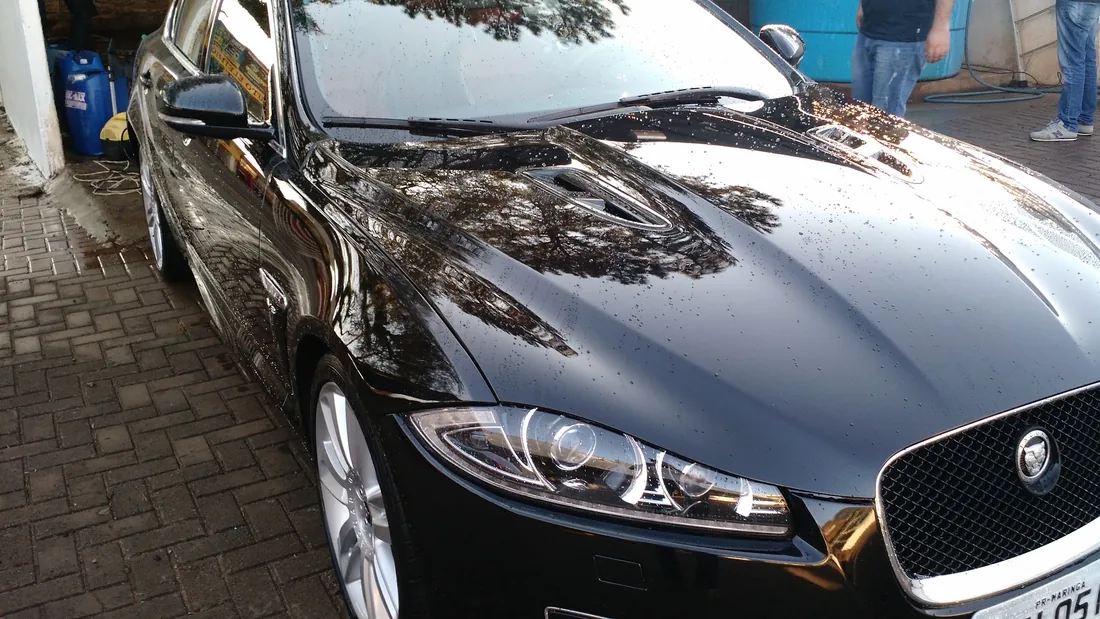 Jaguar preto com a carroceria brilhando na UNIQUE